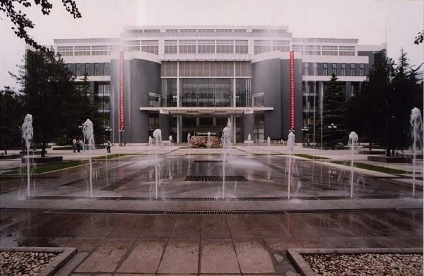 2002年5月,为迎接北航50周年大庆,学校对图书馆大楼进行贴建改造.