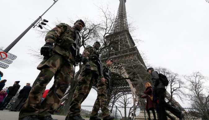 恐怖袭击致巴黎旅游业遭灭顶之灾_英语网