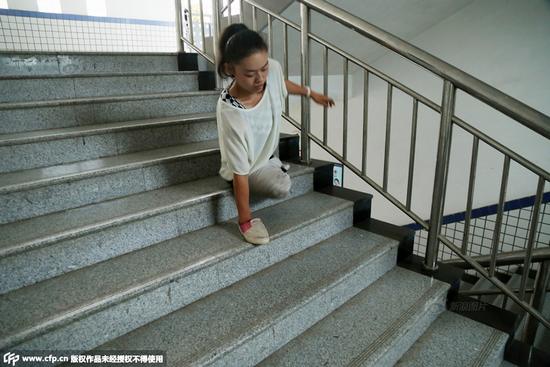 母亲自尽父亲离家 无腿女孩孤身走进大学（图）