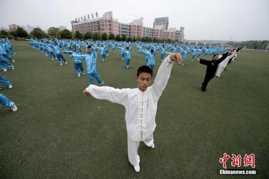 高校300学子练“五禽戏”弘扬中医文化（图）