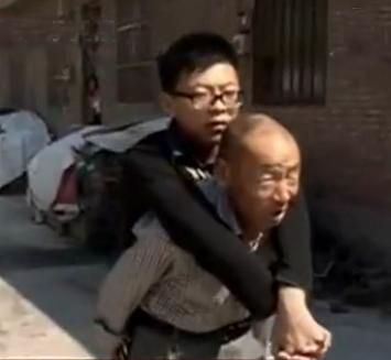 父亲15年背子求学:孩子没腿 我当他的腿(图)