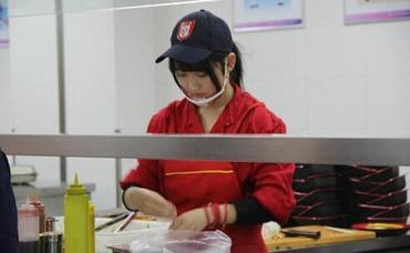 大学食堂女神走红 只想安静不被打扰（图）