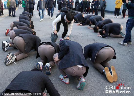 韩国高考开考 学弟学妹跪地为考生打气(组图)