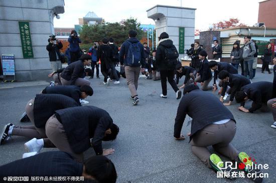 韩国高考开考 学弟学妹跪地为考生打气(组图)