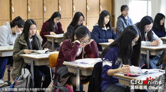 韩国高考开考 学弟学妹跪地为考生打气(组图)