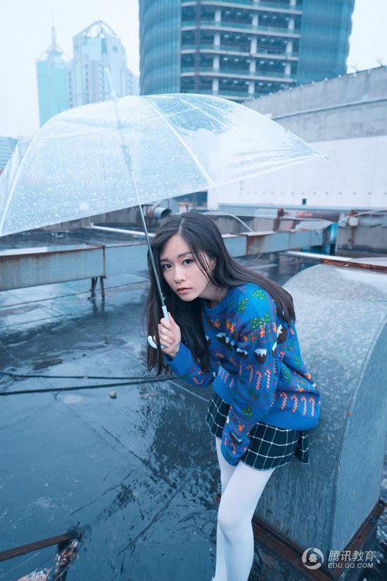 上视校花吴博雯晒雨中写真照 惹人怜爱