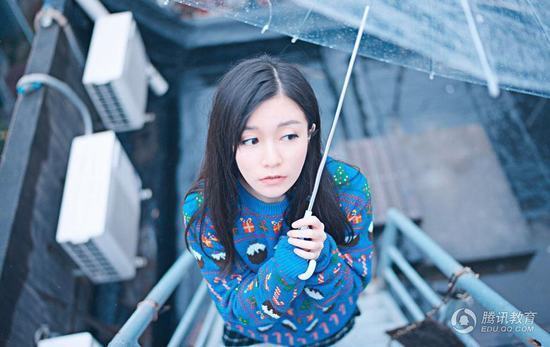 上视校花吴博雯晒雨中写真照 惹人怜爱