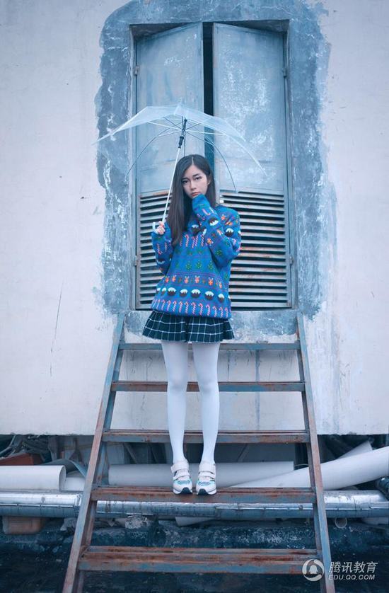 上视校花吴博雯晒雨中写真照 惹人怜爱