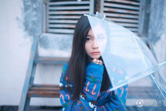 上视校花吴博雯晒雨中写真照 惹人怜爱