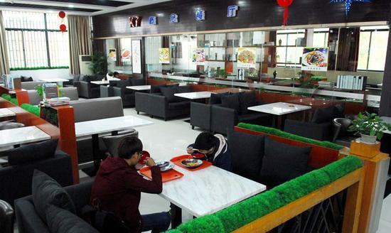 湖北高校“土豪食堂”羡煞他校学生(组图)
