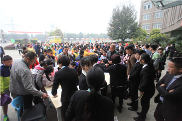 北大附中成都新津为明学校2016小升初日现场