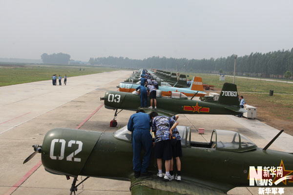 空军首批飞行苗子班学生参加航空夏令营