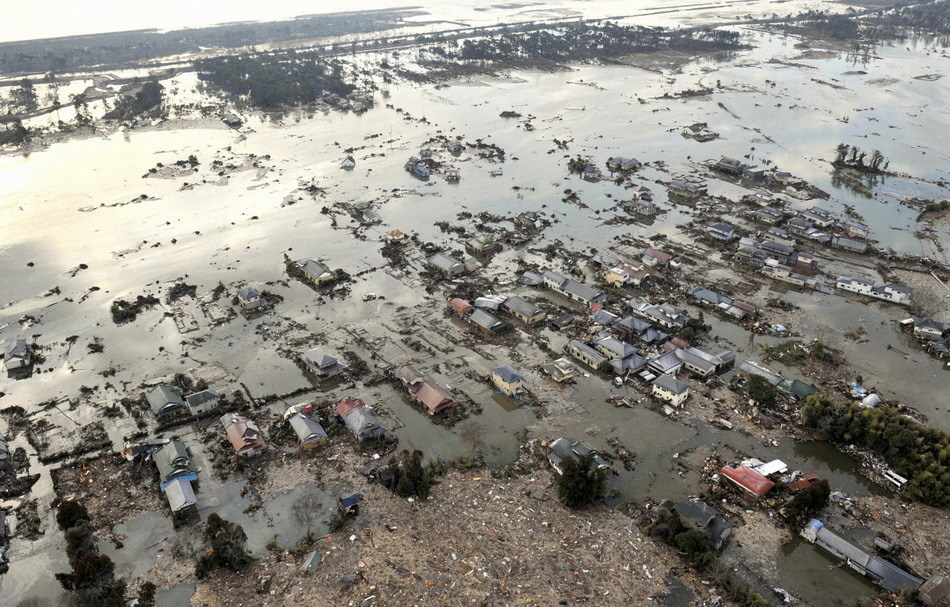 日本地震引发海啸吞噬陆地图50字