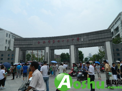 四十六中门前排队的家长