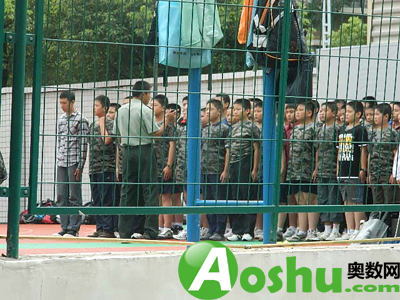寿春中学的孩子在站军姿