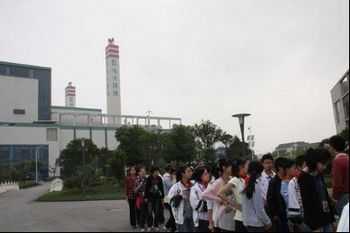 同学们进入发电厂参观