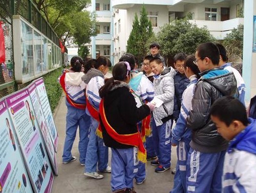 重点中学 温州第十七中学 > 正文上图:同学们认真学习禁毒知识