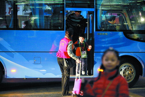 深圳校車沒站臺,上下車安全難保