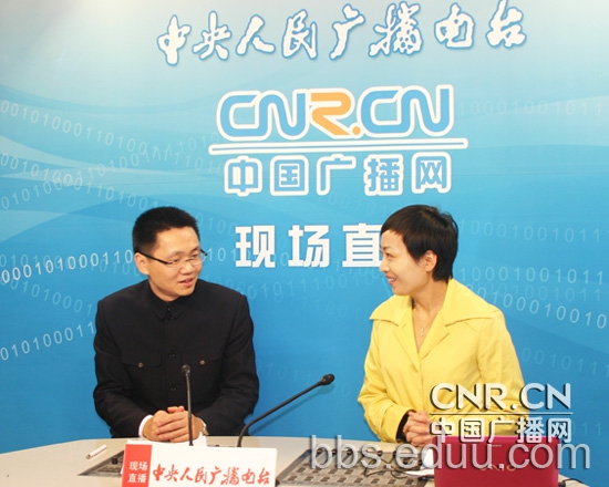 重庆巴蜀中学校长 王国华(左) 本台记者 徐建娟(右)