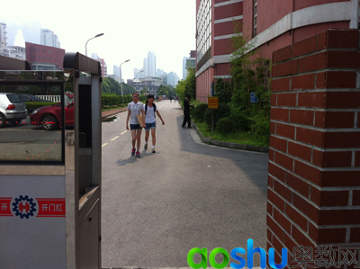 面试的孩子出来了,面带微笑,看来信心满满