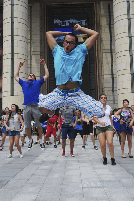 上海纽约大学学生街头玩"快闪"(2)