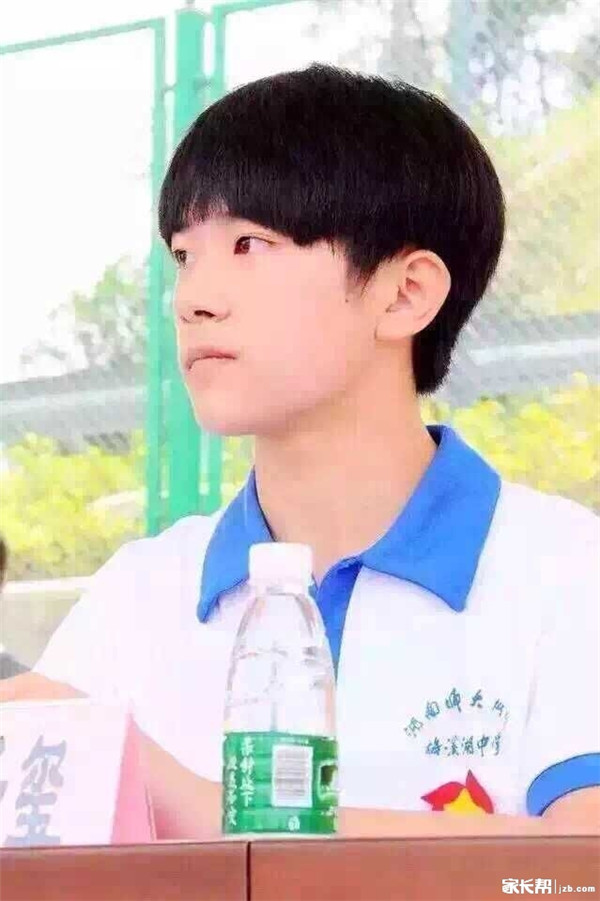 tfboys小明星易烊千玺去长沙师梅读书了