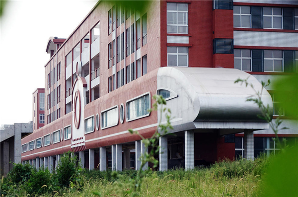 据了解,这是郑州101中学新校区的楼房,因该学校原为铁路系统的学校